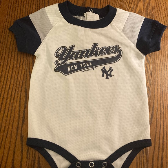 New York Yankees 0-3 months Bodysuit Unisex - Picture 2 of 6